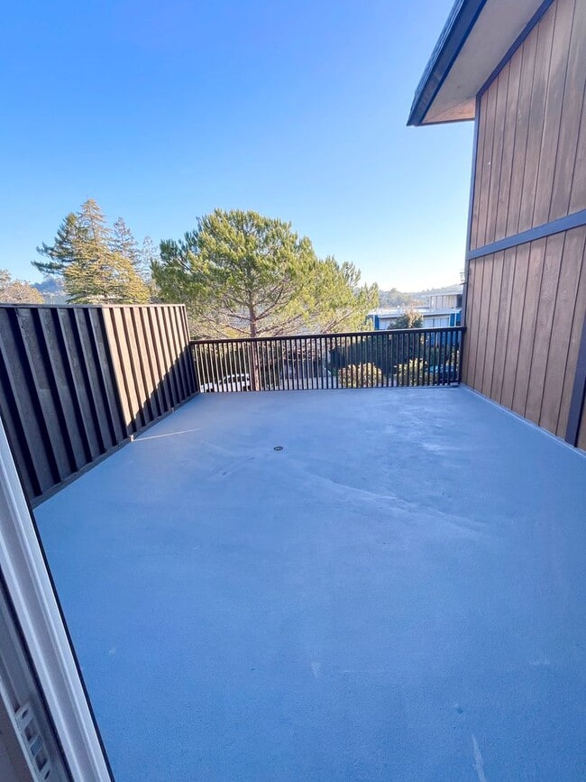 Building Photo - Bright, Cheery and Newly Renovated 2x1 behind Bon Air!