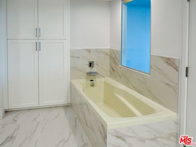 Building Photo - 13700 Marina Pointe Dr