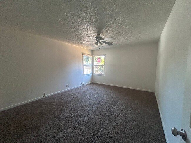 Building Photo - 3bd 1ba