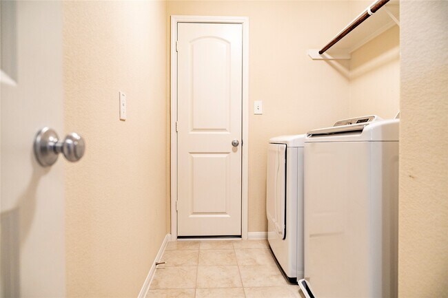 Building Photo - 7115 Ironwood Forest Dr