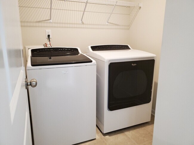 Building Photo - 2 Bedroom, 2.5 Baths End unit Townhome located in Townes at University East