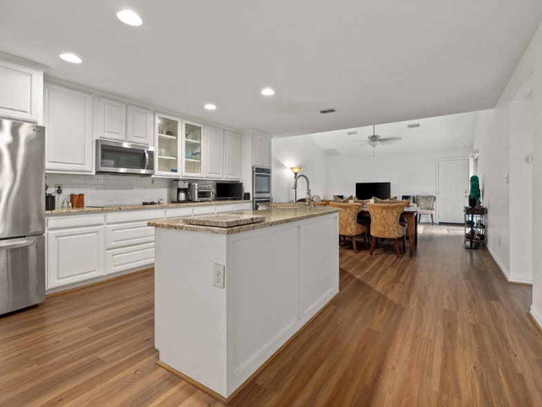 Building Photo - 6504 Lago Vista Dr