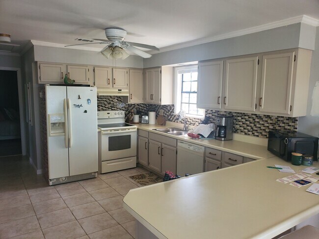 Building Photo - 222 Bristol Ct