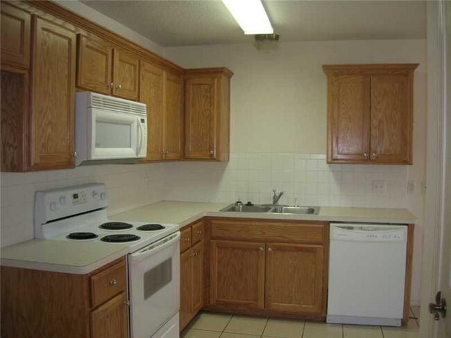 Building Photo - 2021 Plum Creek Ln