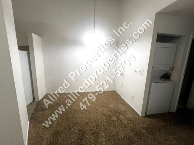 Building Photo - 2 Bedroom Duplex With NEW LVP Flooring In ...