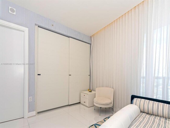 Building Photo - 17121 Collins Ave