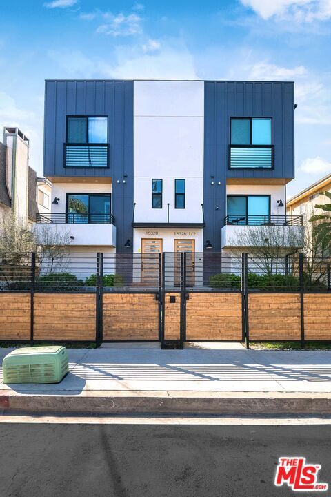 Primary Photo - 15328 Weddington St