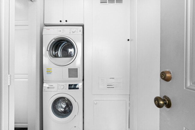 Building Photo - 8643 Clifton Way