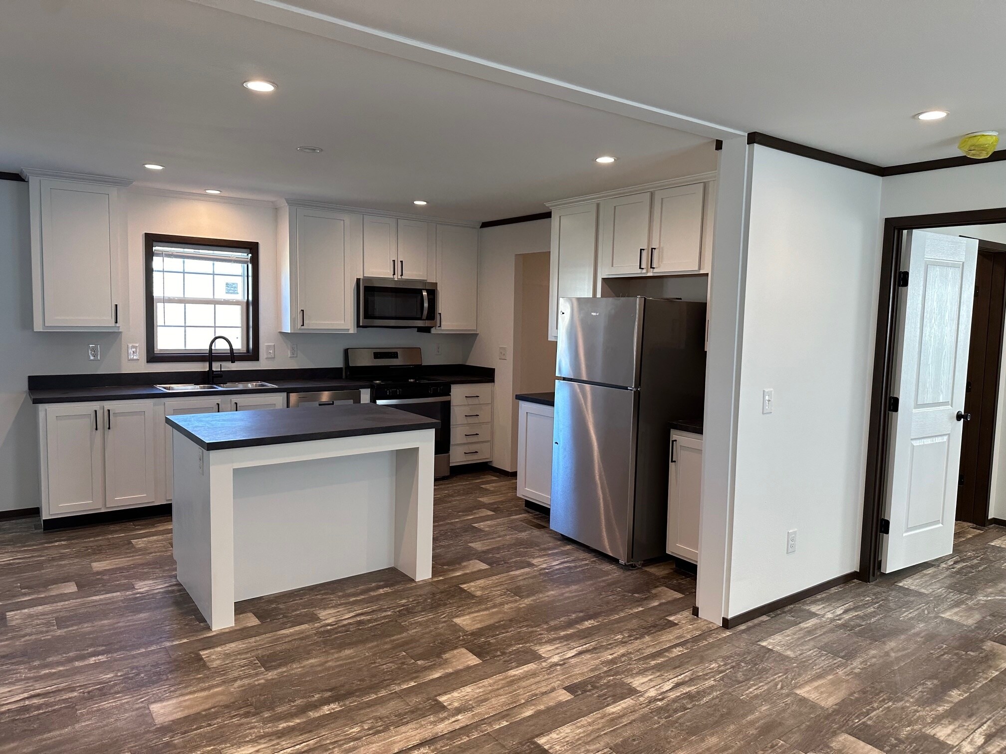 Building Photo - 204 Paradise Ter