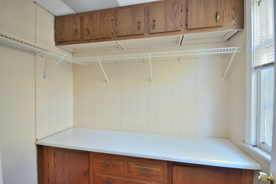 Building Photo - 818-820-820 E Brady St