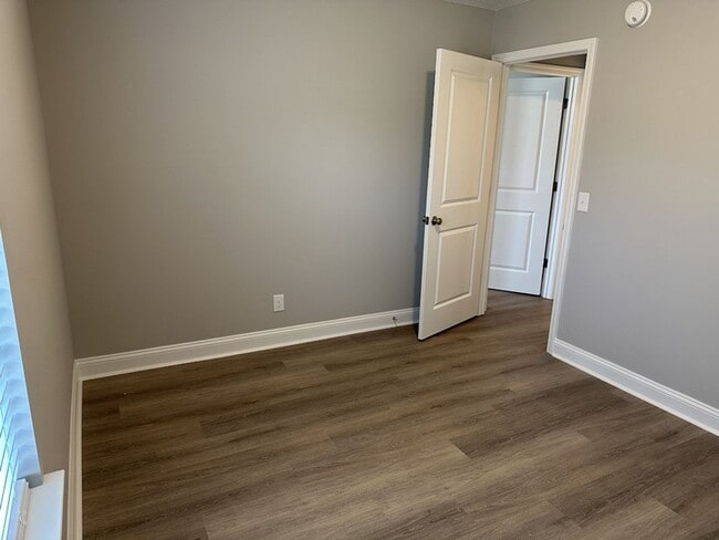 Building Photo - 1050 Rushing St