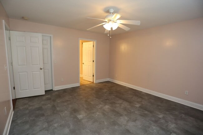 Building Photo - 3 Bedroom House close to Town!