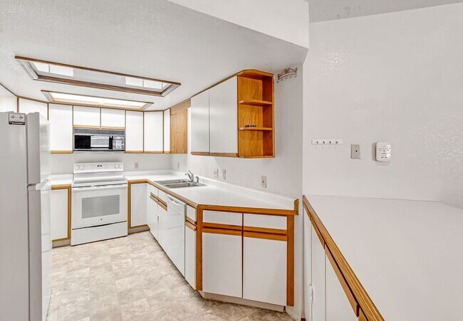 Building Photo - Charming 2-bedroom, 2-bathroom townhome with a 1-car garage