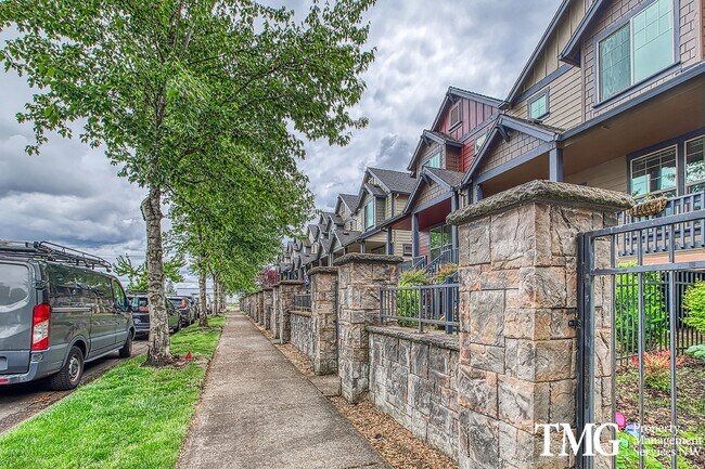 Building Photo - Gorgeous Four Bedroom Townhome in Hillsboro!