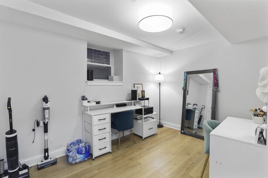 Building Photo - 520 N Ada St