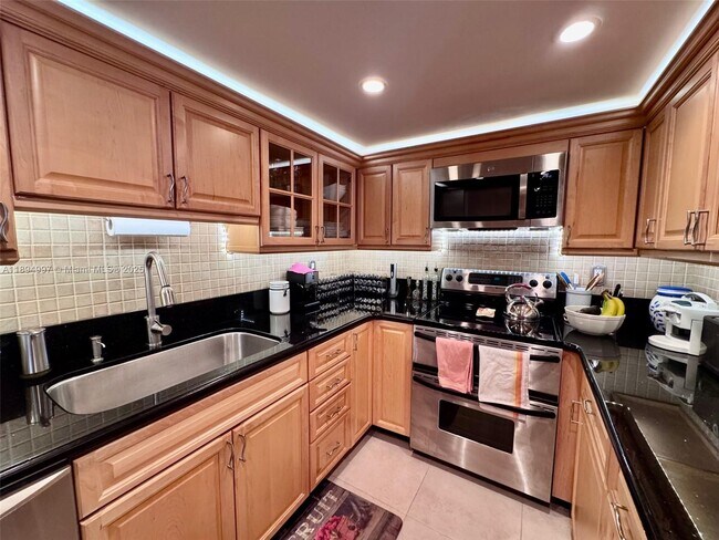 Building Photo - 6061 Collins Ave