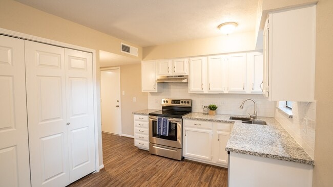 Building Photo - 17 Regency Ln