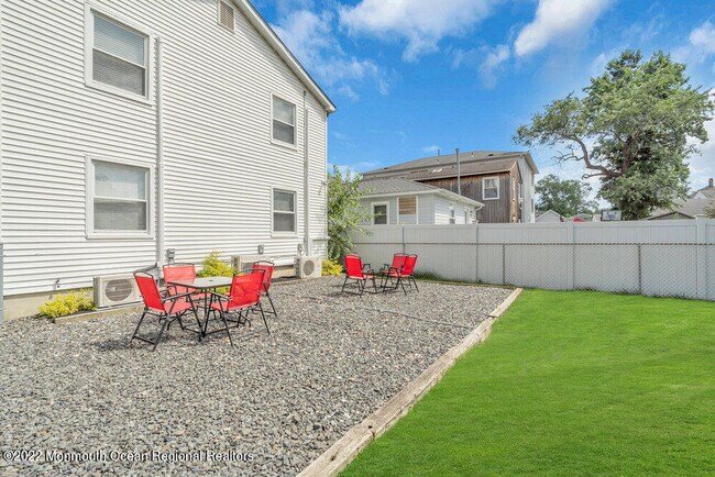 Building Photo - 1226 1/2 Briarwood Rd-