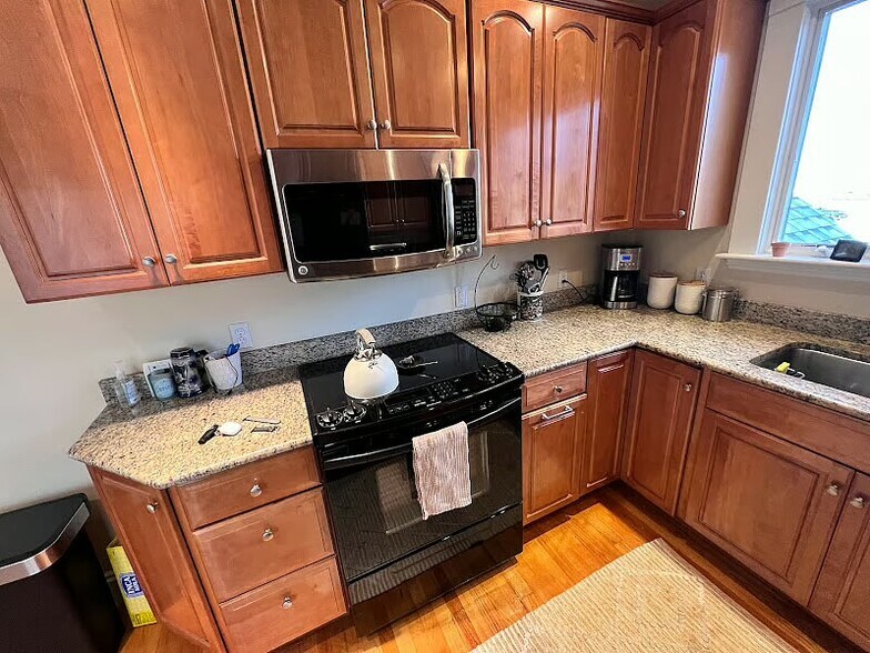 Building Photo - 127 Dodge St