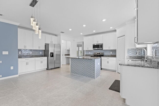 Building Photo - 681 SW Millard Dr