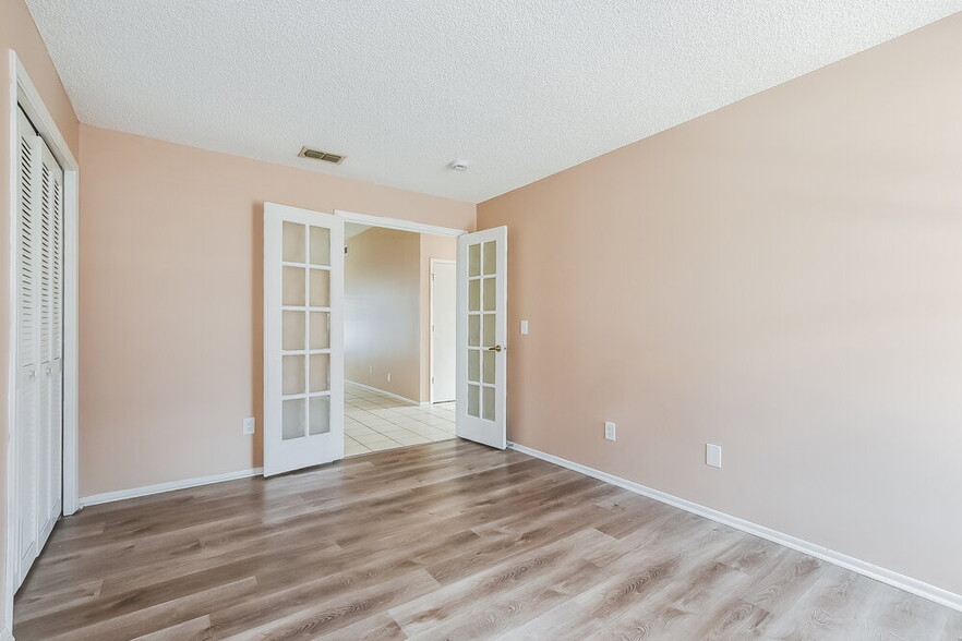 Building Photo - 1501 Woodfield Oaks Dr