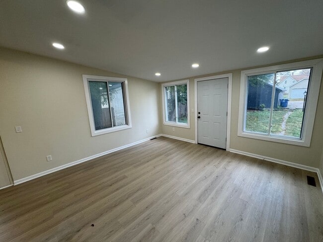 Building Photo - 4 bedroom with bonus room, 3 full bathrooms in Davenport