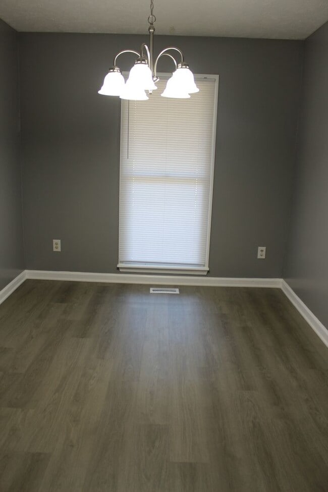 Building Photo - Lake Rim area