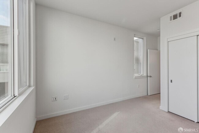 Building Photo - 570 Innes Ave