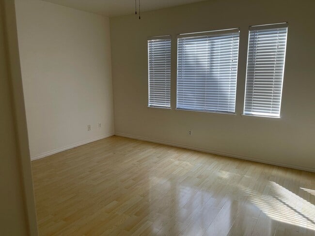 Building Photo - SUMMERLIN HOME WITH 5 BEDROOMS (INCLUDE SOME UTILITIES)