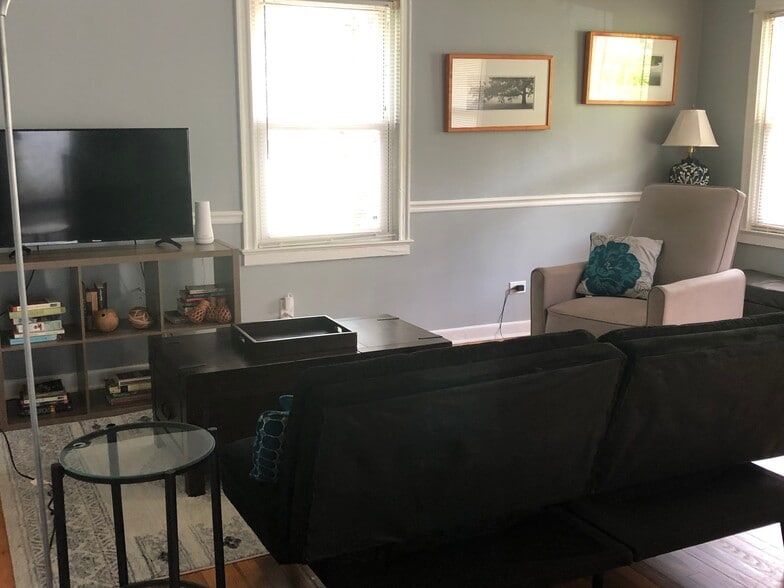 Furniture and decorations are not included (pictures from previous furnished rental) - 1607 Robinhood Rd