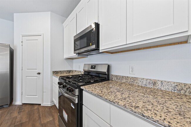 Building Photo - 3030 Lake Crest Dr