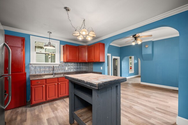 Building Photo - Centrally Located Home With Unbelievable C...