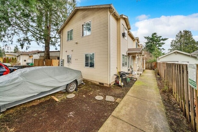 Building Photo - Beautiful 2 bedroom townhouse. Available February!