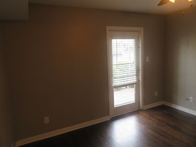 Building Photo - Laurel Villas #105 -3BR/2BA Available for AUGUST 2026 move in!