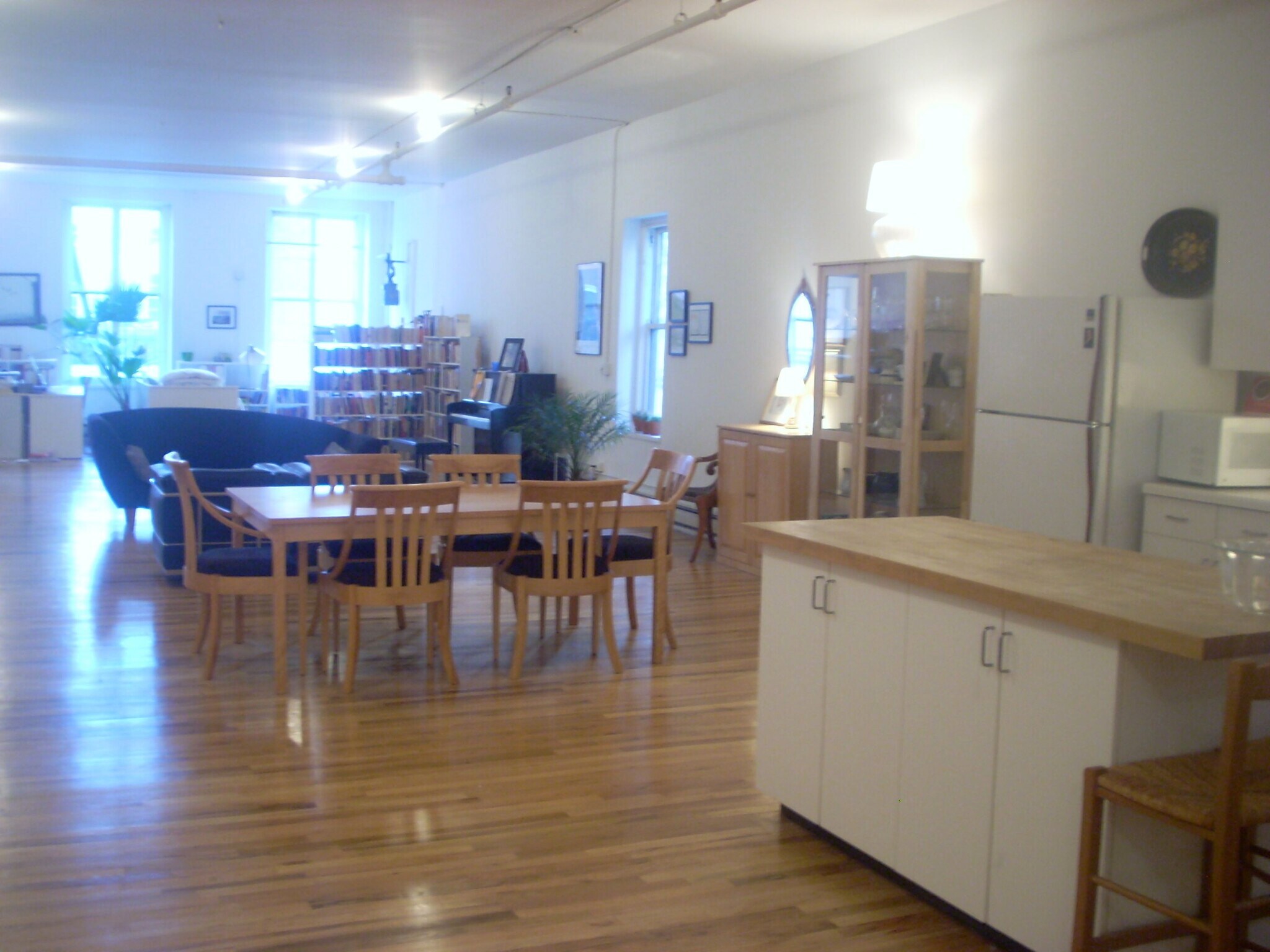 partial view of island counter and dining area - 471 Broadway