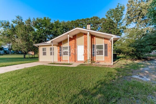 Building Photo - Charming 3 Bedroom in Raeford!