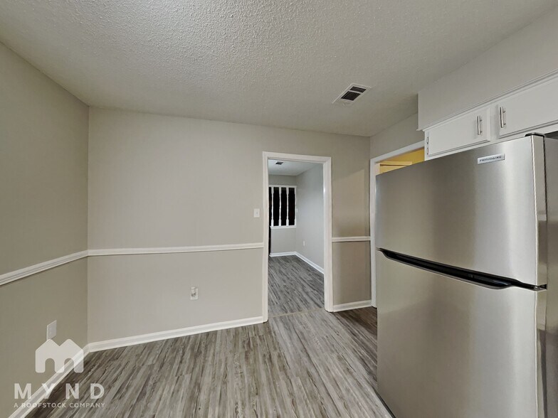 Building Photo - 5867 Willow Springs Dr