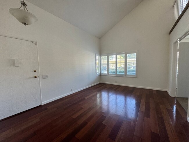Building Photo - Beautiful bright townhome in Tierrasanta