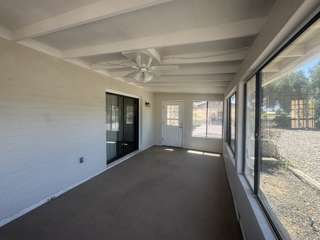 Building Photo - 935 Country Club Dr