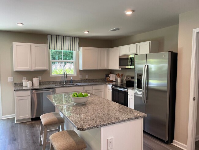 Building Photo - 3 Bedroom 2 Bathroom at Sharron Creek-Pet ...