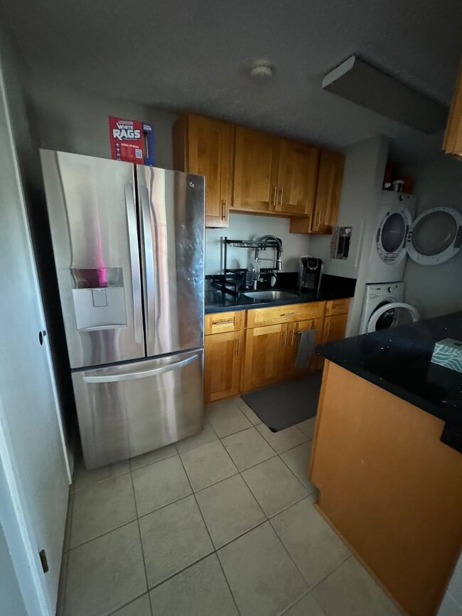 Building Photo - Cozy 1 bed 1 bath with covered, reserved p...