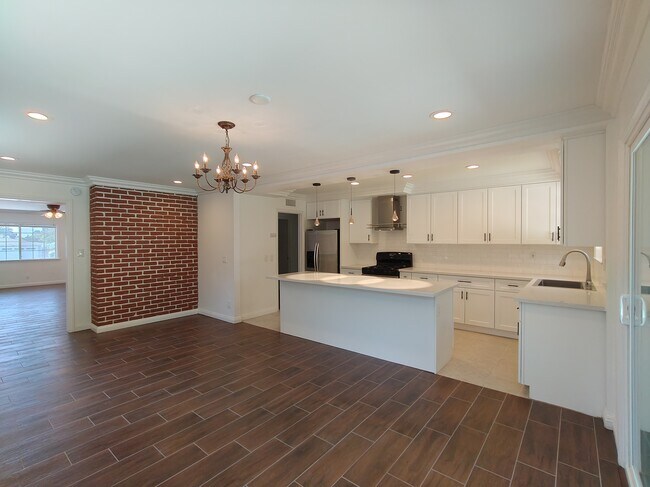 Building Photo - 627 E Woodbury Rd
