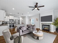Building Photo - 3 Bed, 2.5 Bath - Oakwood End Unit