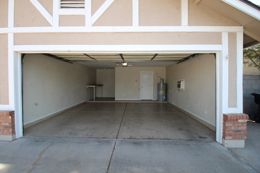 Garage - 3731 E Hampton Ave