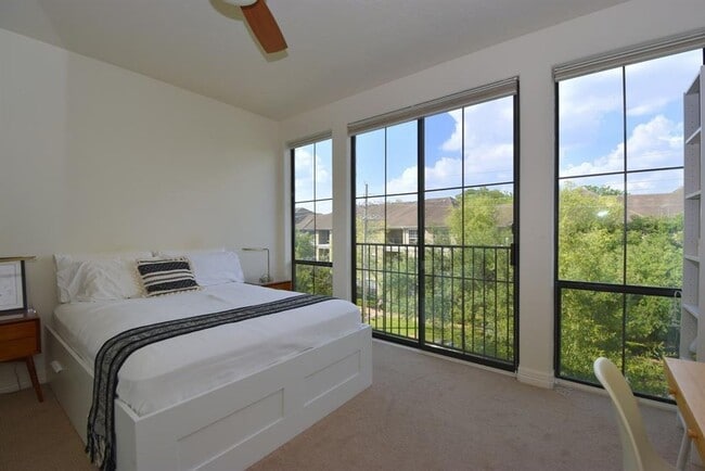 Building Photo - One-of-a-Kind Townhome in Desirable Midtown!