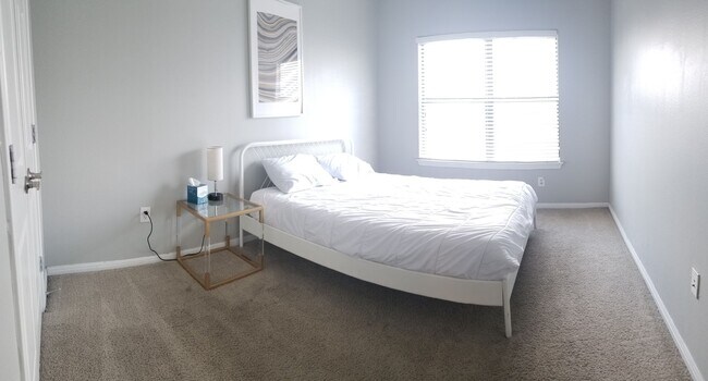 Building Photo - 4 Bedroom Condo In the UT Campus Area