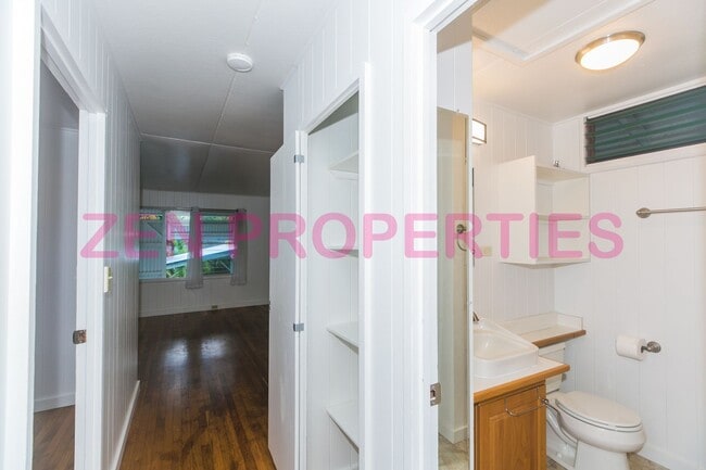 Building Photo - 1555 Moani St