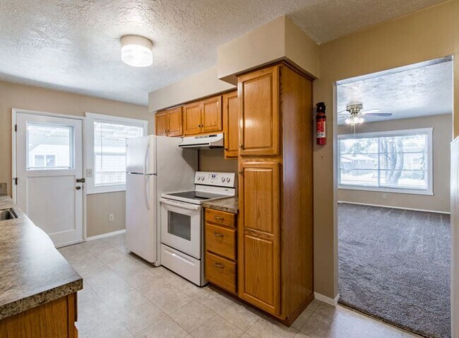 Building Photo - 410-12 Harrison St, Newberg