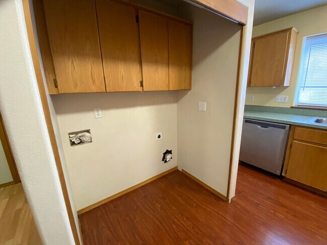 Building Photo - Great Duplex Unit with Attached Garage, Co...