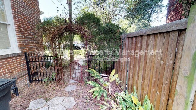 Building Photo - 2044 Forbes St